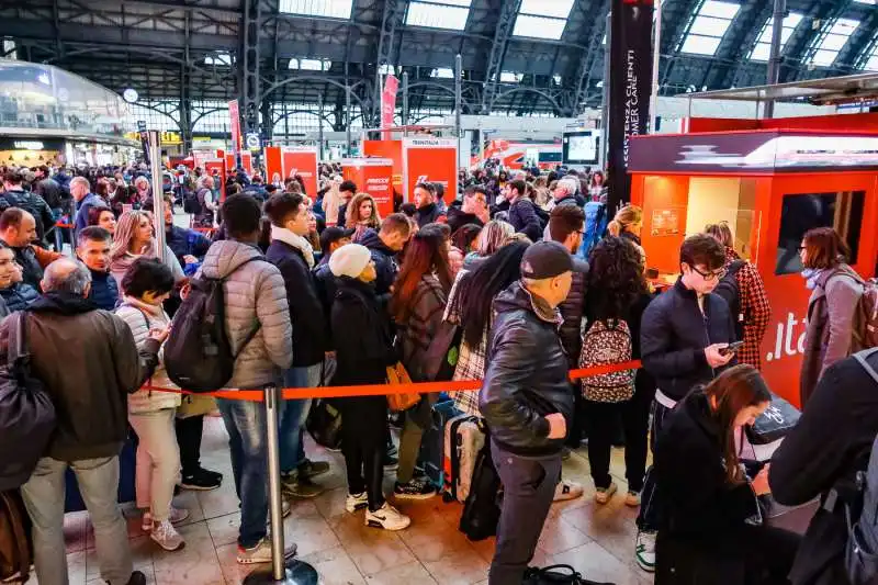 ritardi alla stazione centrale di milano dopo il deragliamento a firenze   4