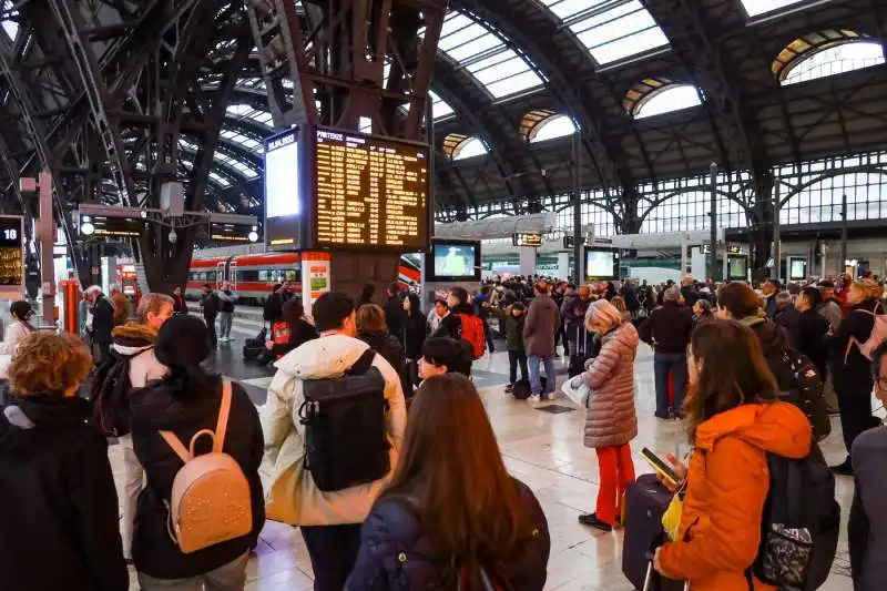 ritardi alla stazione centrale di milano dopo il deragliamento a firenze   5