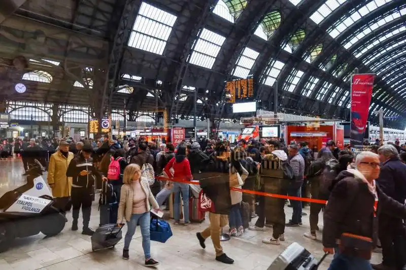 ritardi alla stazione centrale di milano dopo il deragliamento a firenze   6