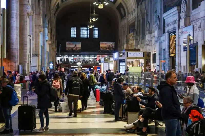 ritardi alla stazione centrale di milano dopo il deragliamento a firenze   8