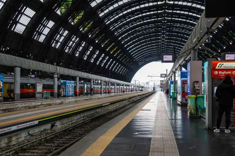 ritardi alla stazione centrale di milano dopo il deragliamento a firenze   9