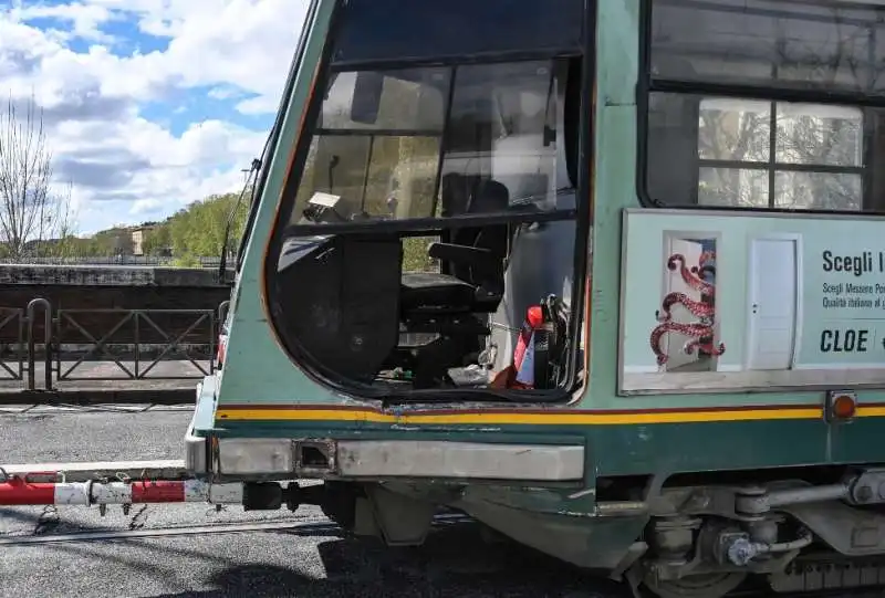 roma   il suv di ciro immobile si schianta contro un tram   5