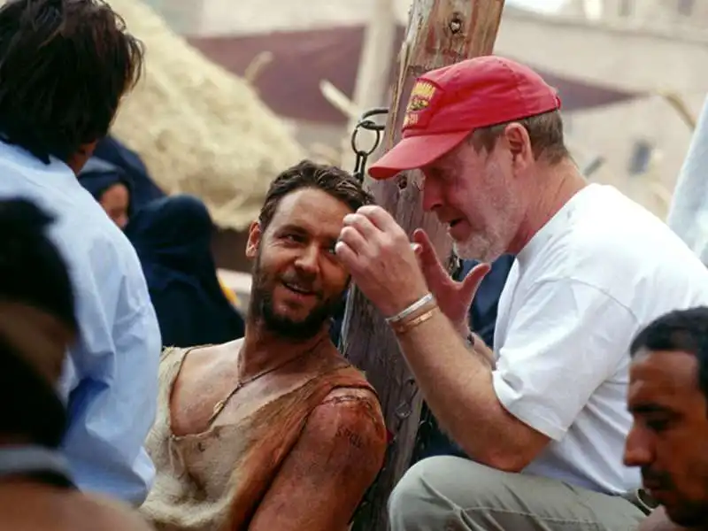 RUSSELL CROWE E RIDLEY SCOTT  SUL SET DEL GLADIATORE 