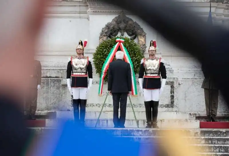 sergio mattarella  all altare della patria   25 aprile 2023