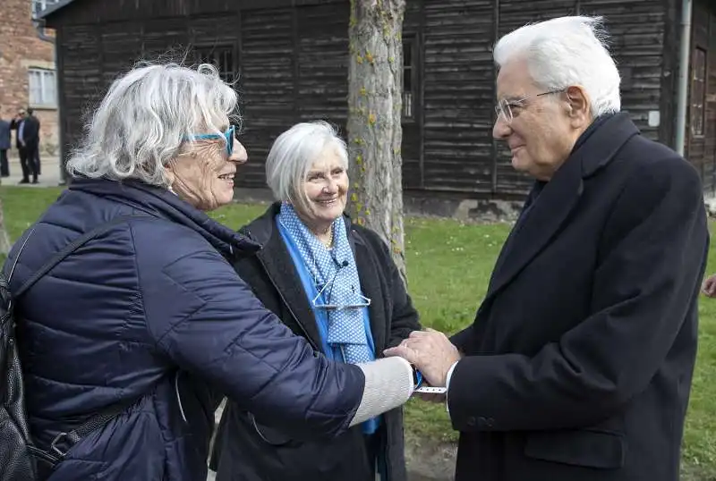 sergio mattarella visita il museo di auschwitz con le sorelle bucci