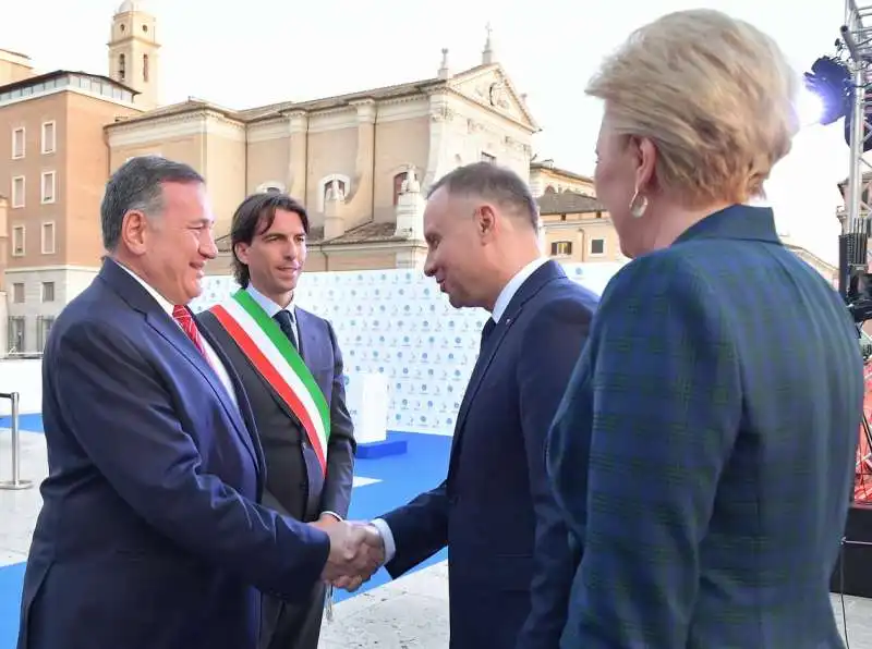 spyros capralos e alessandro onorato salutano il presidente  andrzej duda e consorte  foto di bacco