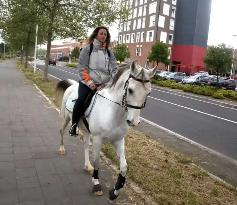 tabita gurioli va a lavoro a cavallo 4