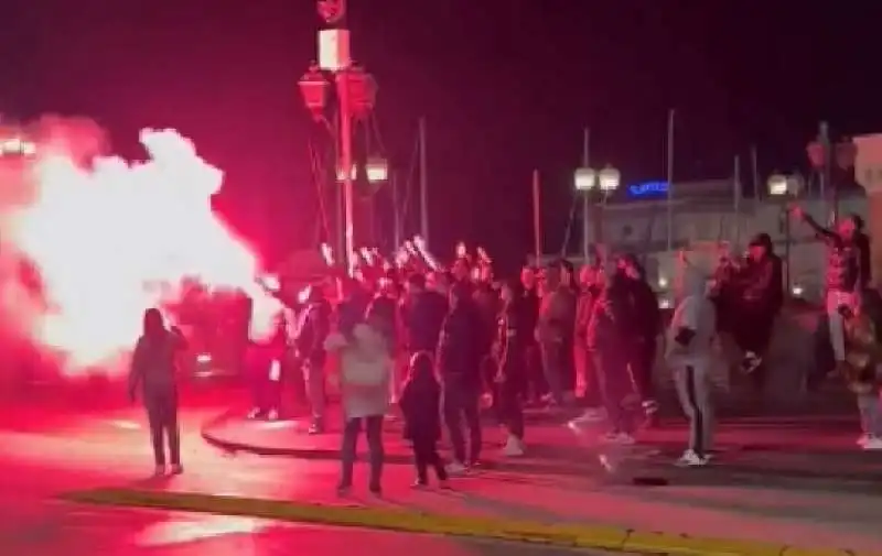 tifosi del napoli sotto albergo del milan 