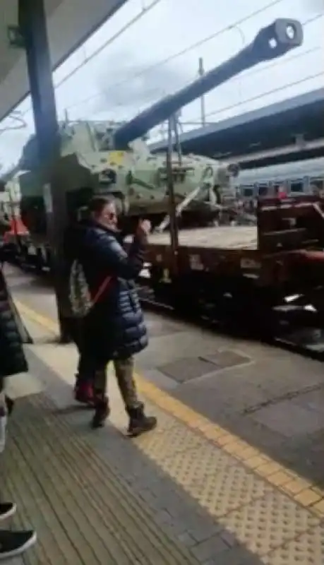 udine   il passaggio del treno con le forniture militari per l ucraina   3