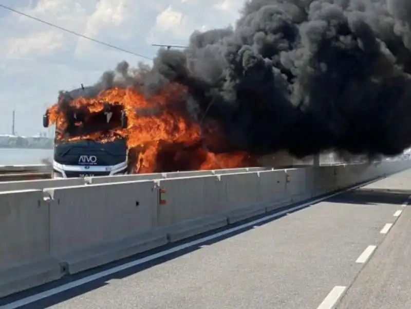 venezia   autobus in fiamme sul ponte della liberta   1