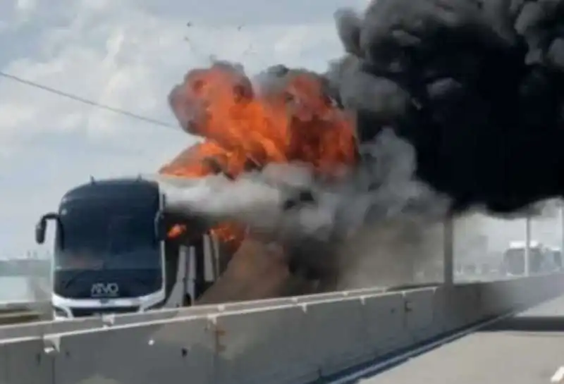 venezia   autobus in fiamme sul ponte della liberta   10