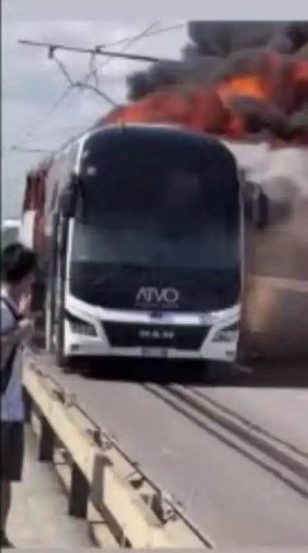 venezia   autobus in fiamme sul ponte della liberta   4