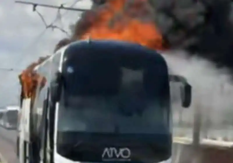 venezia   autobus in fiamme sul ponte della liberta   5