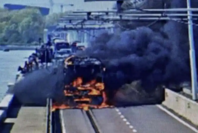 venezia   autobus in fiamme sul ponte della liberta   8