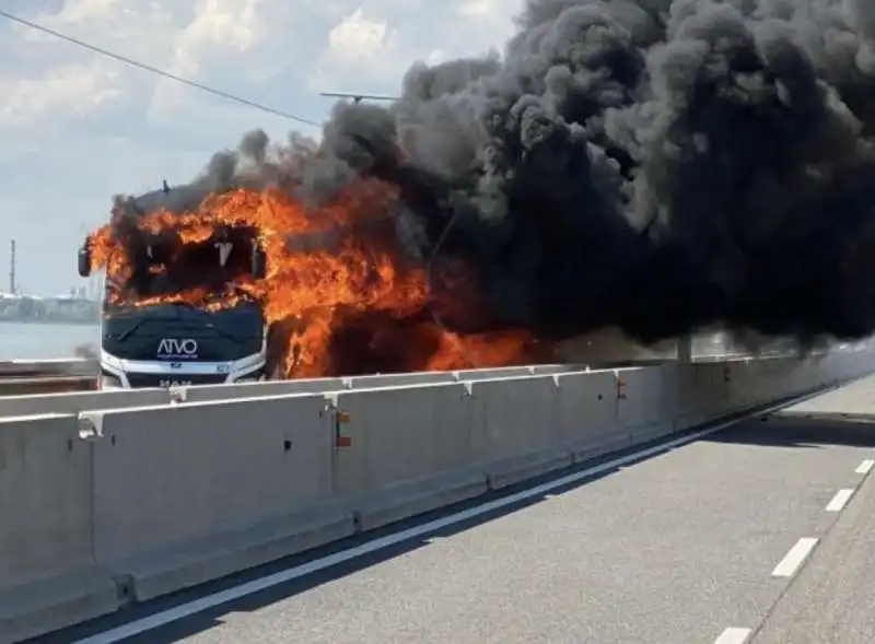 venezia   autobus in fiamme sul ponte della liberta   9