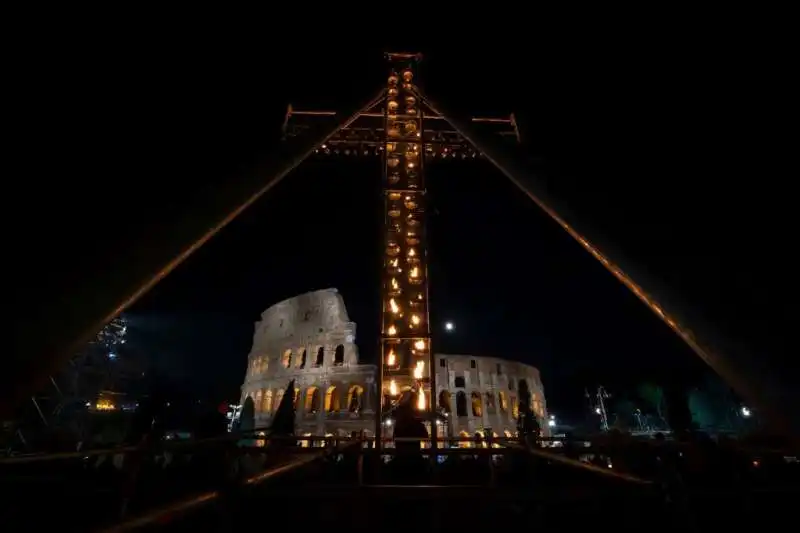 via crucis al colosseo 