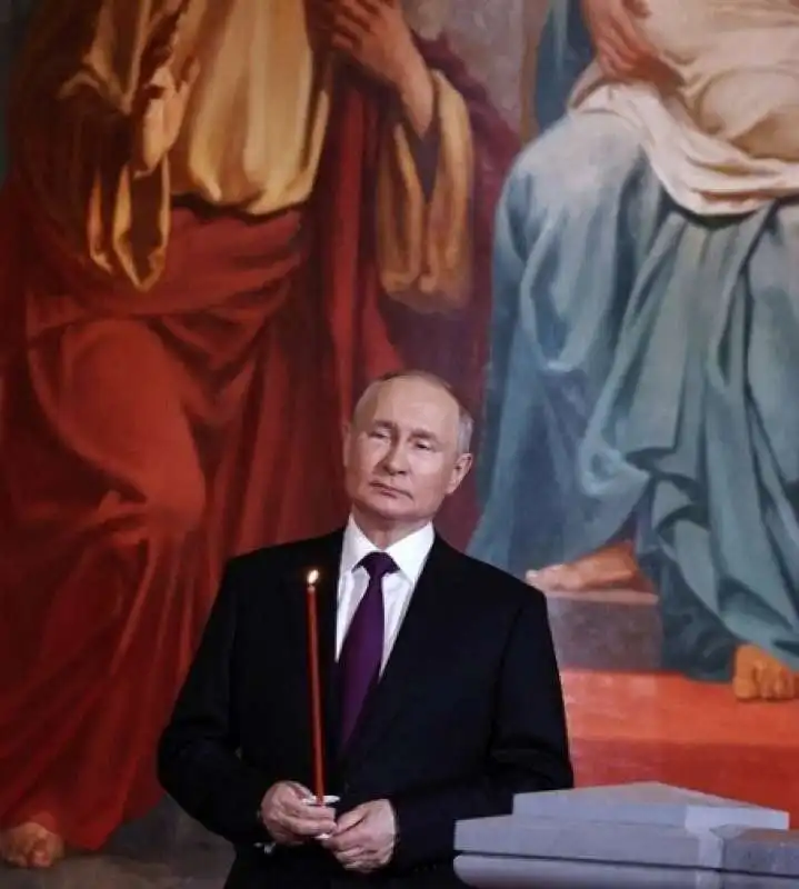 vladimir putin nella cattedrale di mosca   pasqua ortodossa 2023   2