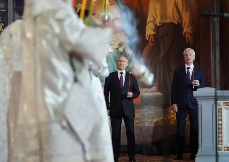 vladimir putin nella cattedrale di mosca   pasqua ortodossa 2023   6