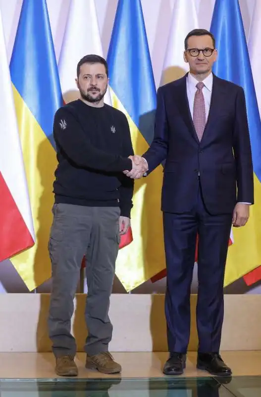 volodymyr zelensky con mateusz morawiecki a varsavia  