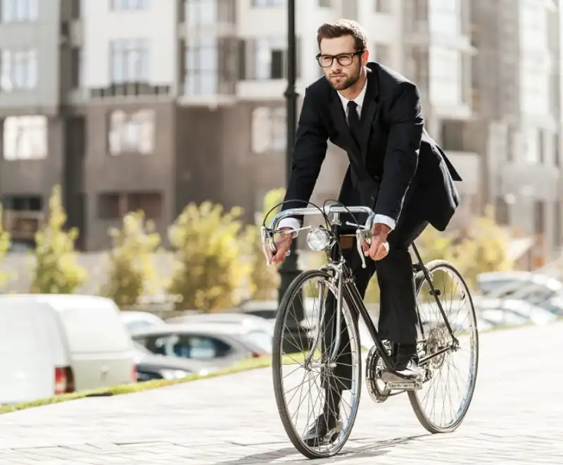 al lavoro in bicicletta