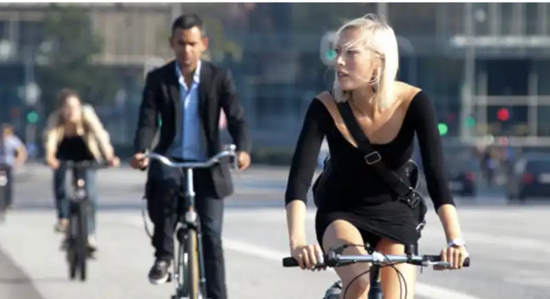 al lavoro in bicicletta