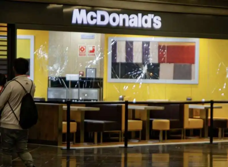 ATTACCO A UN MC DONALDS IN SPAGNA 1