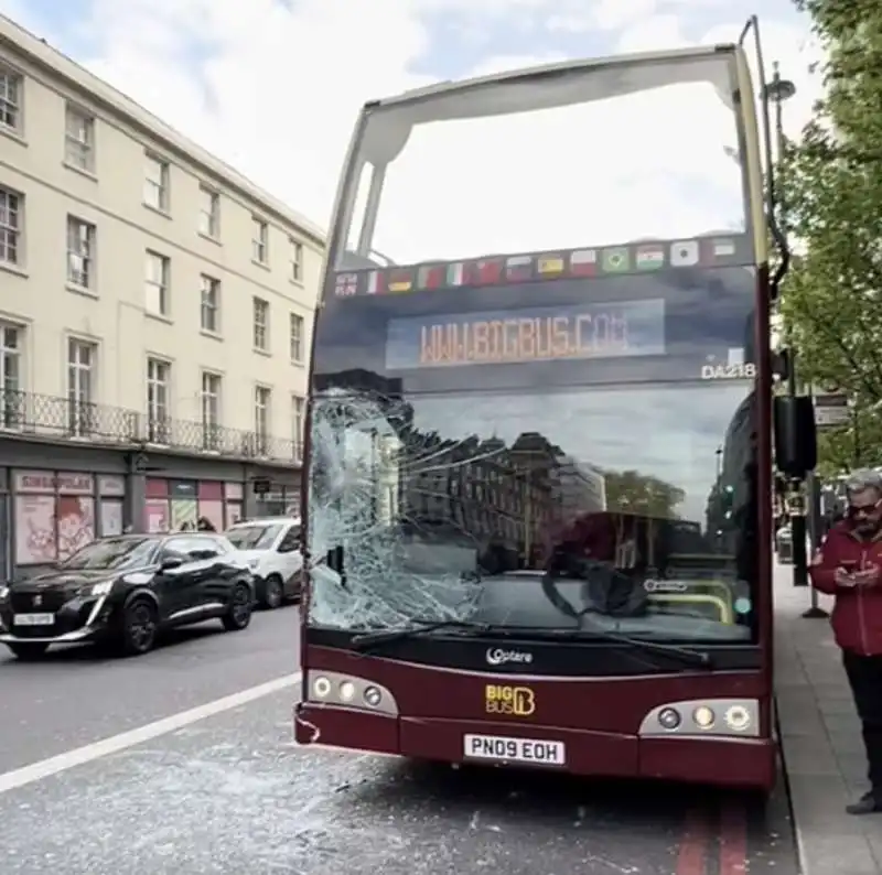 autobus colpito dai cavalli  della household cavalry a londra