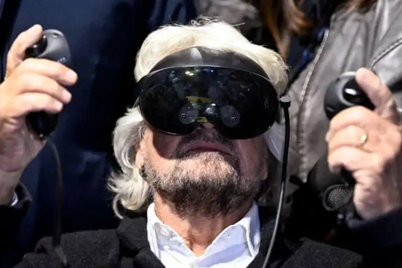 BEPPE GRILLO CON I VISORI