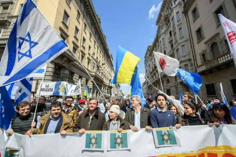 carlo calenda con la brigata ebraica al corteo per il 25 aprile   5