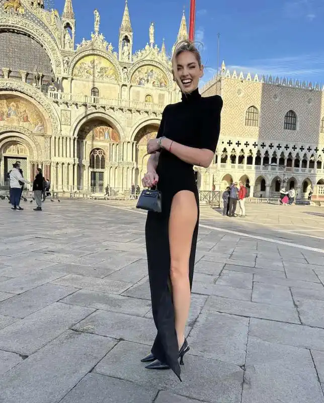 chiara ferragni a venezia per la mostra di vezzoli alla biennale   2