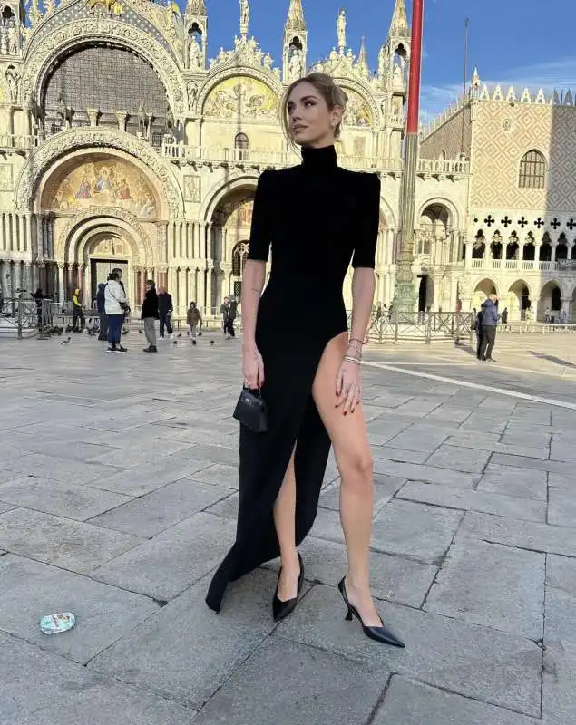 chiara ferragni a venezia per la mostra di vezzoli alla biennale   4