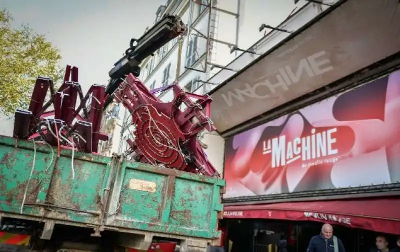 crollo delle pale del moulin rouge a parigi   2