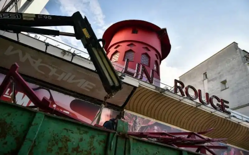 crollo delle pale del moulin rouge a parigi   4