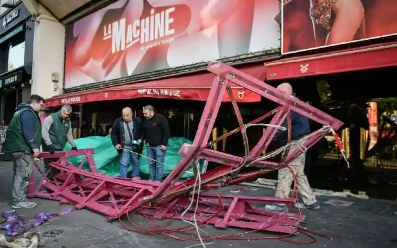 crollo delle pale del moulin rouge a parigi   6