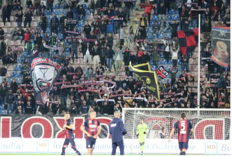 CROTONE CALCIATORI E TIFOSI