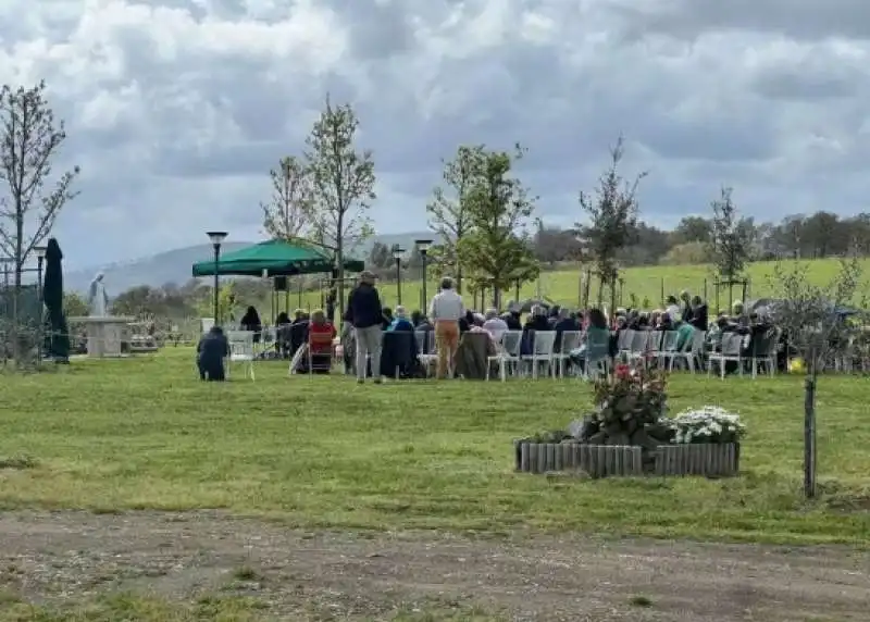 fedeli riuniti a trevignano romano senza la veggente gisella cardia