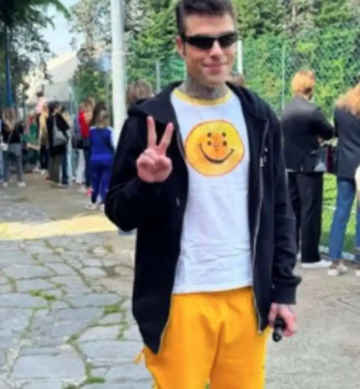 FEDEZ ACCOMPAGNA I FIGLI A SCUOLA