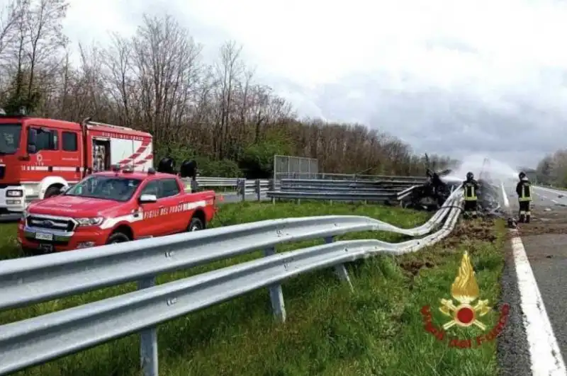 Ferrari si schianta contro il guardrail a vercelli