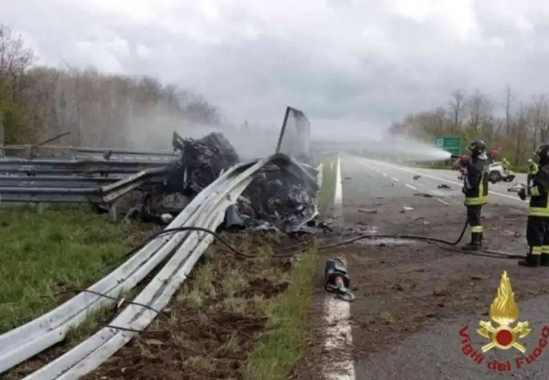 Ferrari si schianta contro il guardrail a vercelli