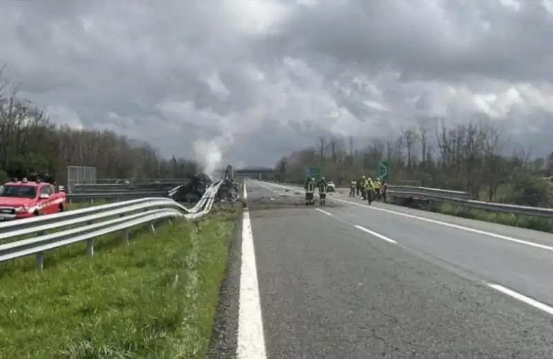 Ferrari si schianta contro il guardrail a vercelli