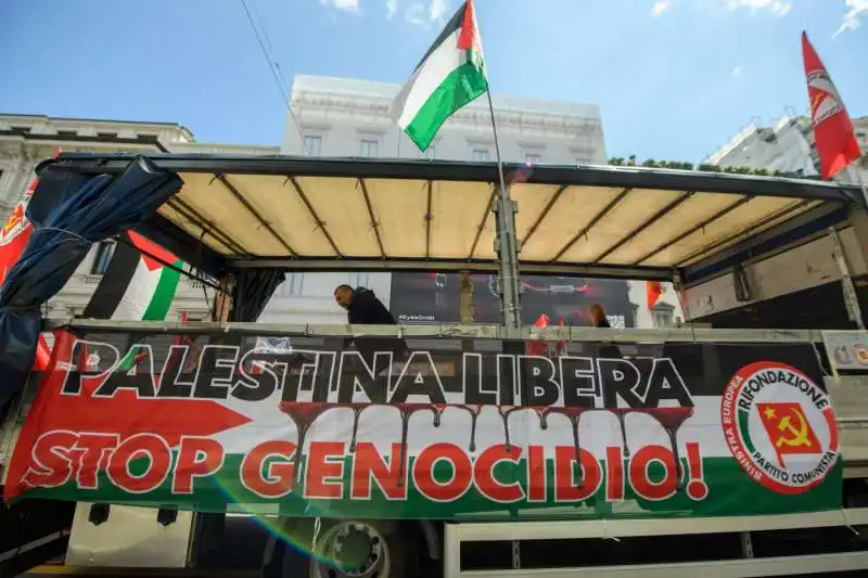 filo palestinesi al corteo per il 25 aprile a milano  