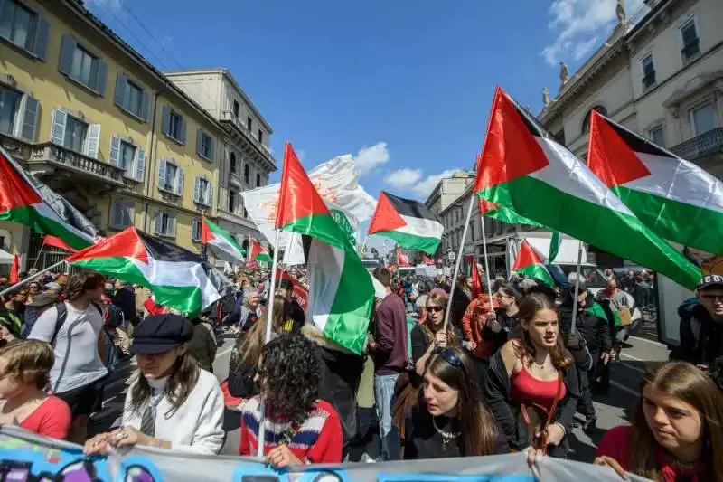 filo palestinesi al corteo per il 25 aprile a milano       