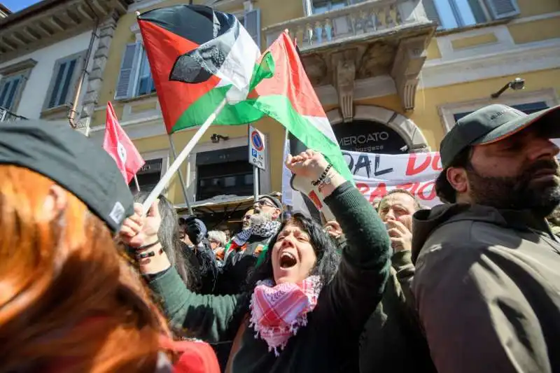 filo palestinesi al corteo per il 25 aprile a milano          