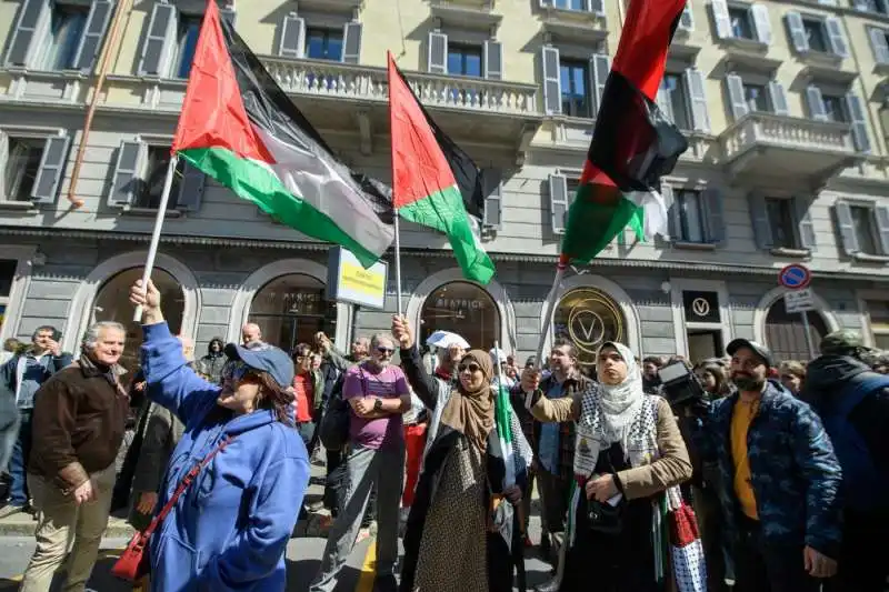 filo palestinesi al corteo per il 25 aprile a milano        