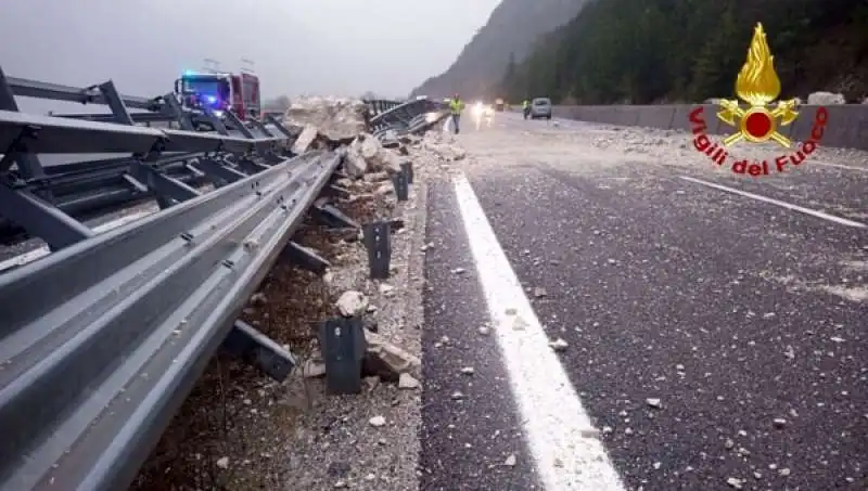 frana sull autostrada   comune di amaro   udine    