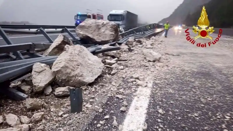 frana sull autostrada   comune di amaro   udine   