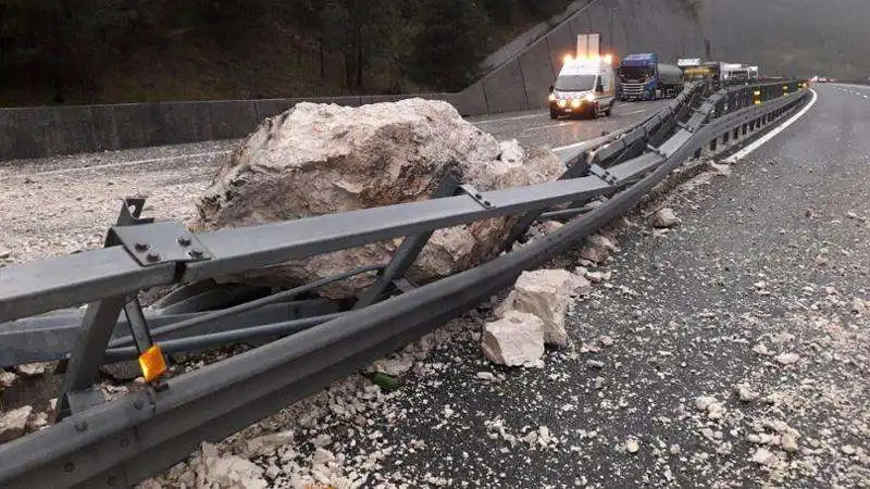 frana sull autostrada   comune di amaro   udine    2