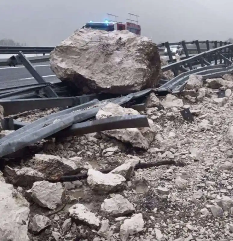 frana sull autostrada   comune di amaro   udine    3