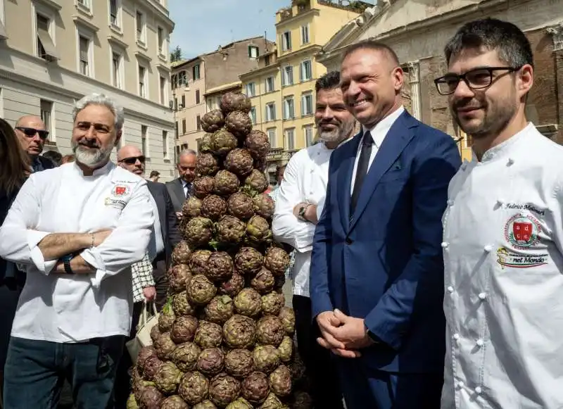 francesco lollobirigida con dei carciofi