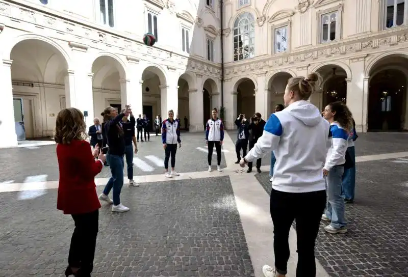 giorgia meloni gioca a pallavolo a palazzo chigi  